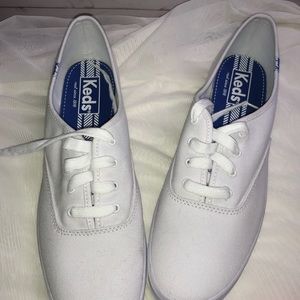 womens size 12 white canvas shoes